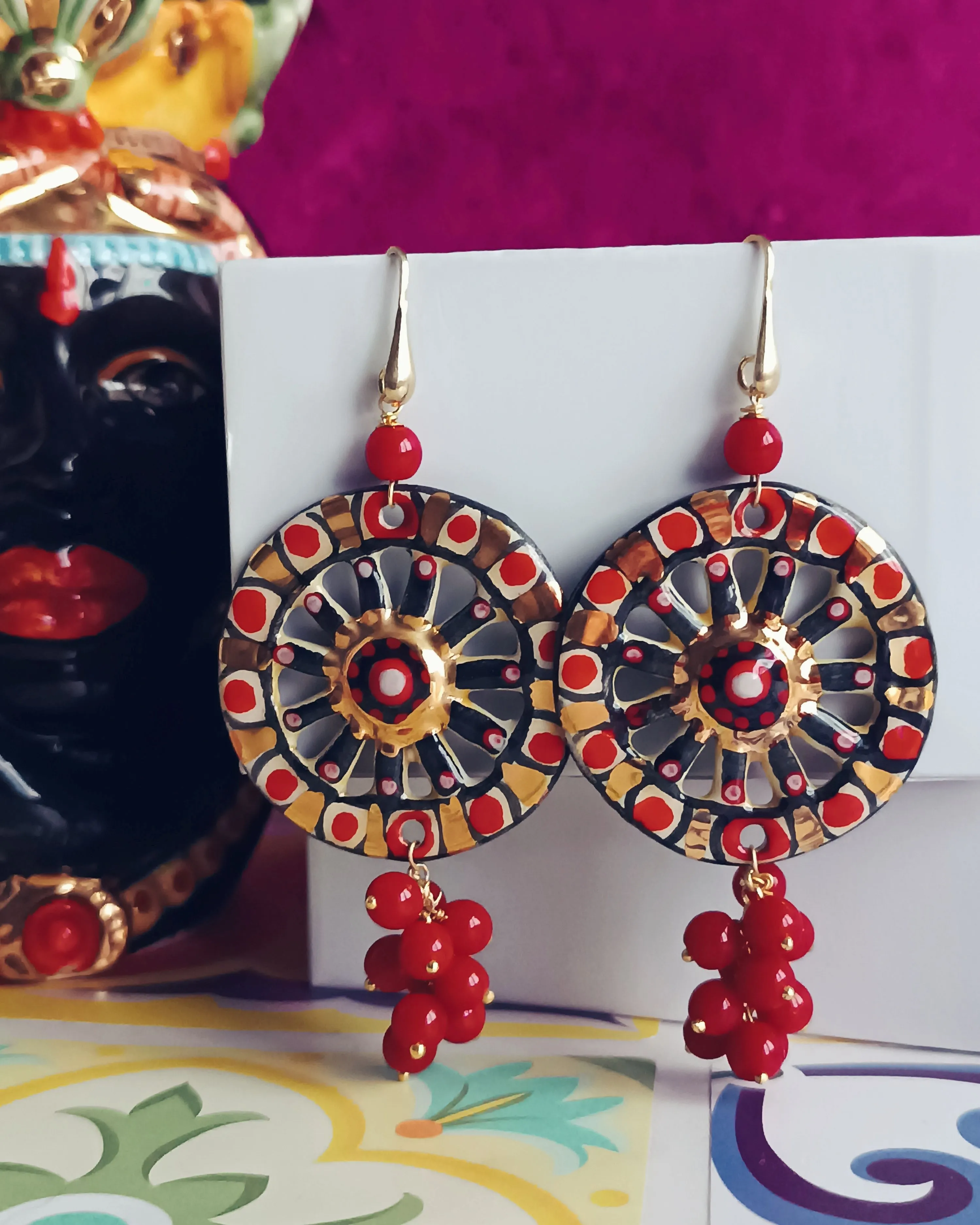Orecchini Siciliani con Ruote del Carretto Siciliano in Ceramica di Caltagirone e Pietre Rosse