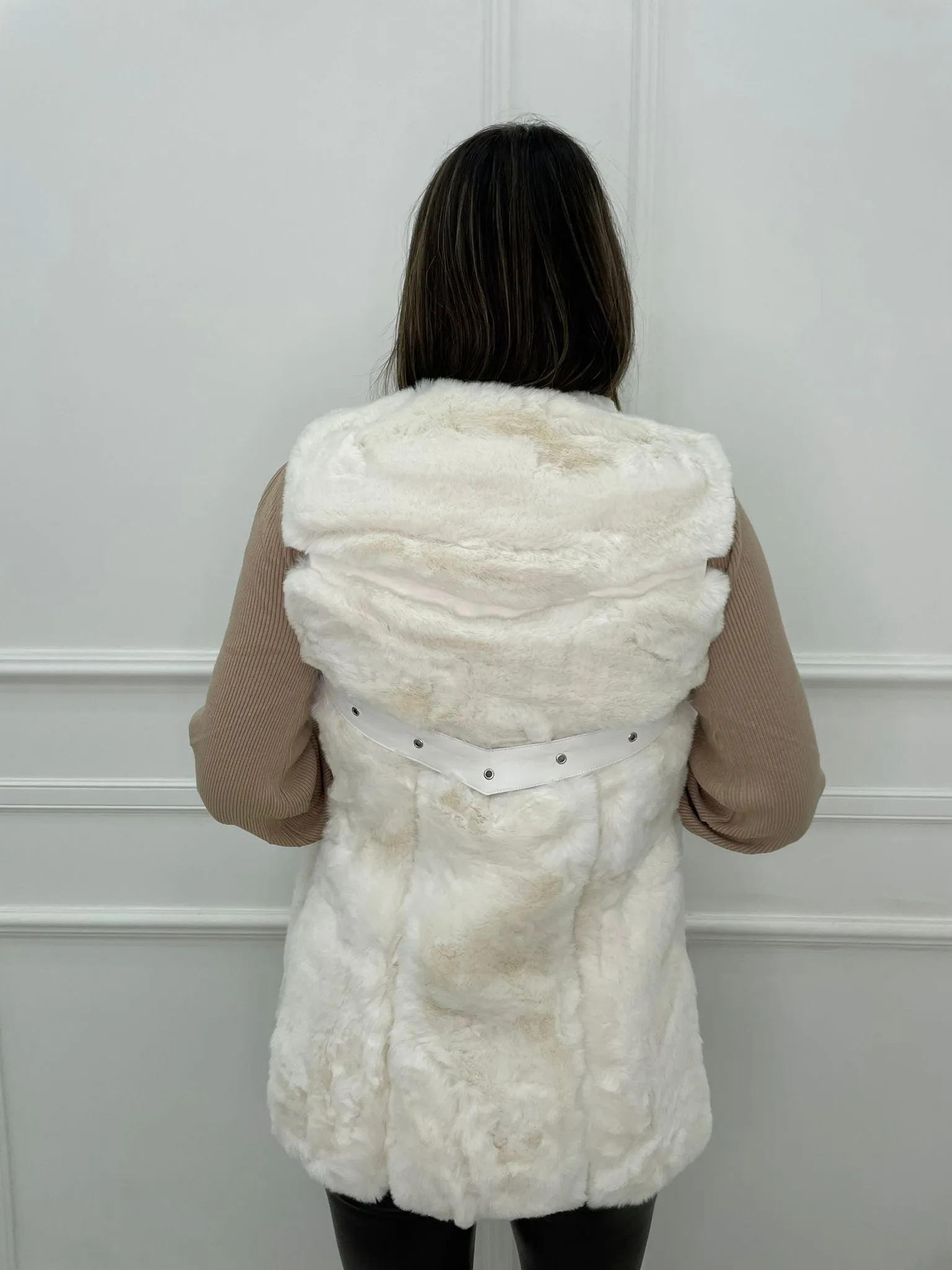 Pelliccia eco smanicata con inserti eco pelle